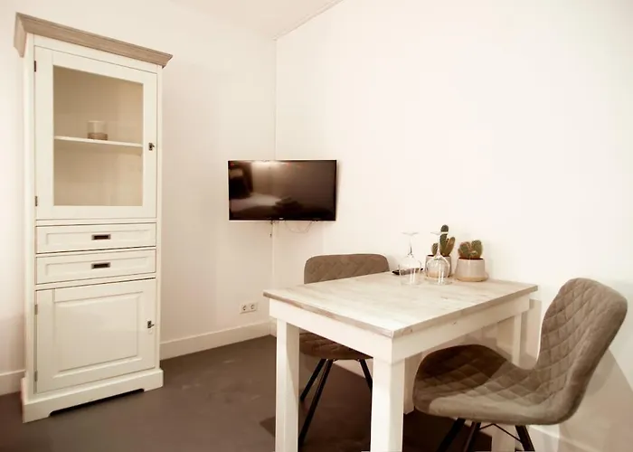 Two Tulips Dutch Retreat Apartment