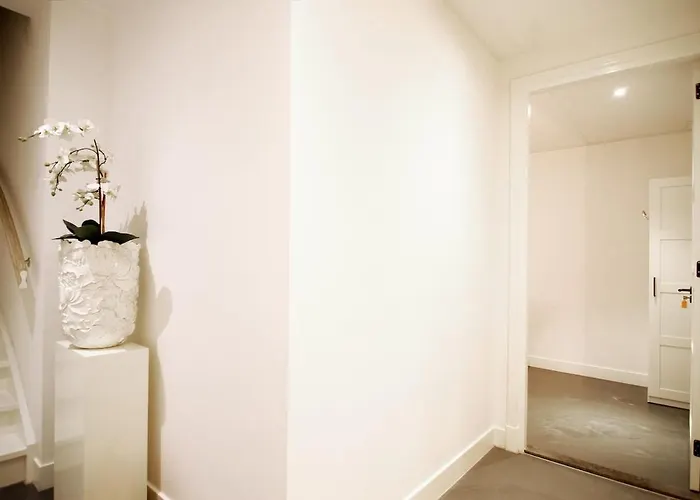 Two Tulips Dutch Retreat Apartment