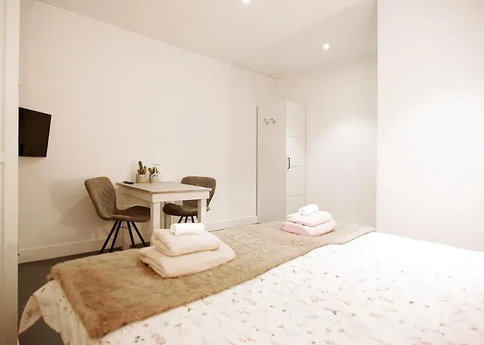 Two Tulips Dutch Retreat Apartment